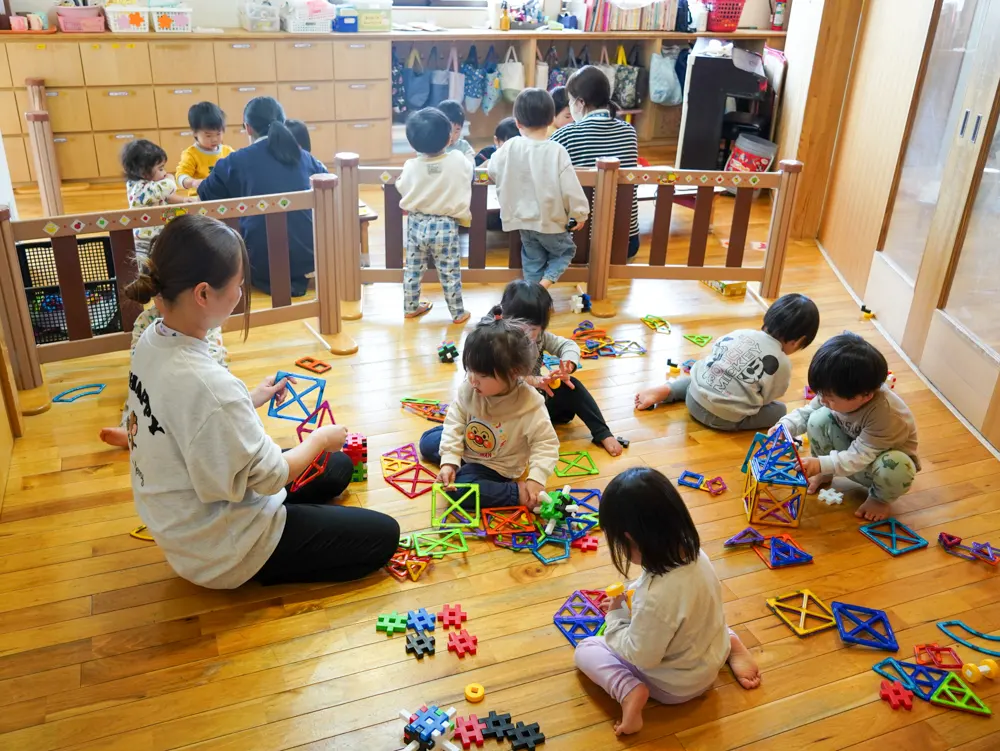 保育室で過ごす子どもたち